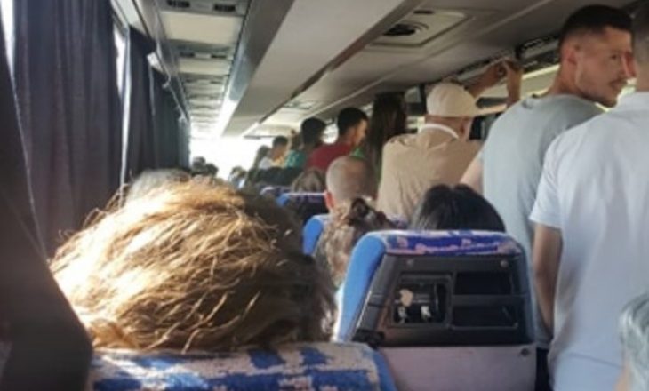 Autobusi Ferizaj-Shtime i stërmbushur, udhëtarët pa maska