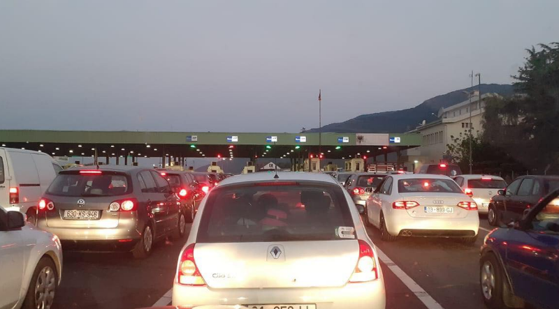 Kolona në kufi: Kosovarët ikin drejt Shqipërisë