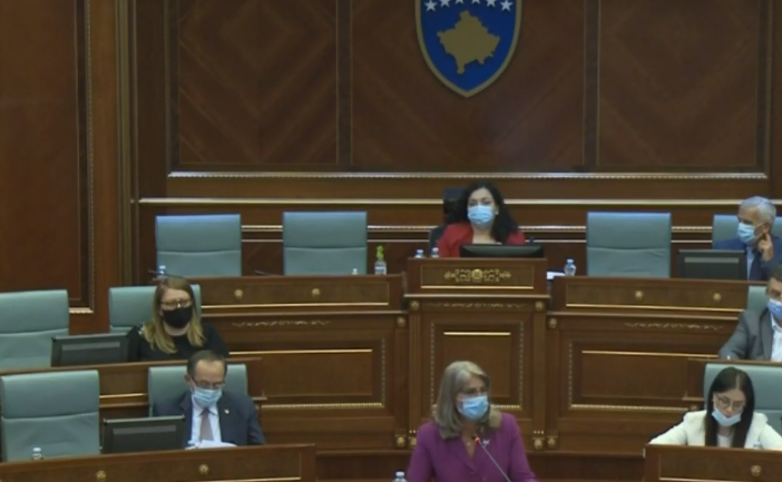 “Morali s’është në shit-blerje”, polemika mes Vjosa Osmanit dhe Teuta Haxhiut për Listën Serbe