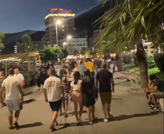Shetitorja e Shengjinit përplot me turistë, nuk mërziten fare për Covid-19