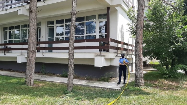 Ministri Zemaj dhe policia largohen nga Infektivja pa dhënë detaje