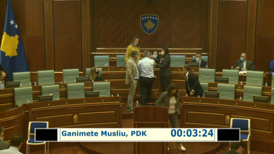 Kryetarja Osmani hap rast në polici, këto janë pamjet e vërusuljes ndaj saj në Kuvend