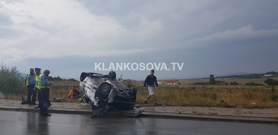 Aksident në Komoran, vetura kthehet përmbys