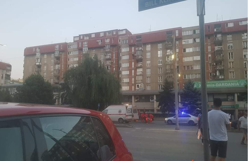 Vetura e përplas këmbësorin në vija të bardha