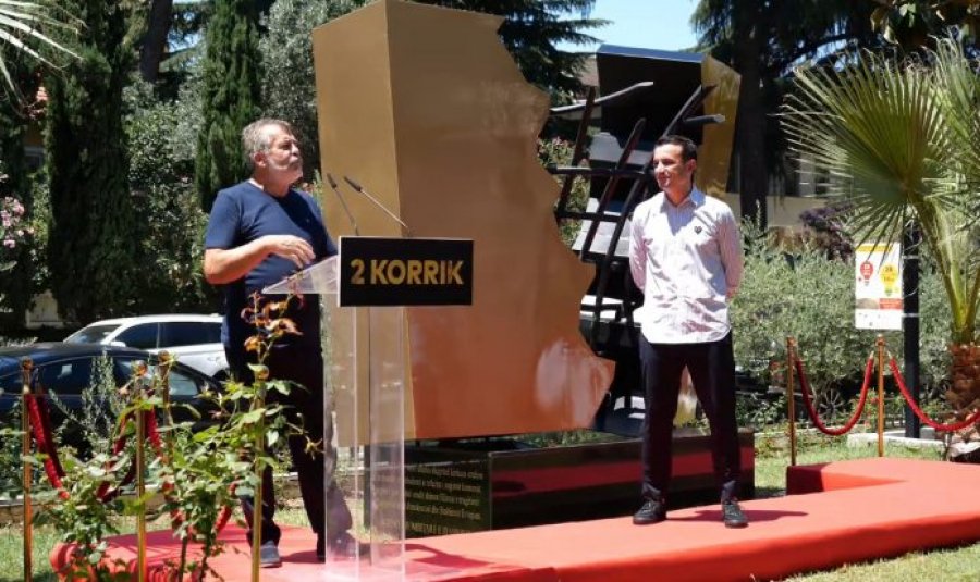 Eksodi historik i shqiptarëve para 30 vjetësh përkujtohet në Tiranë me një monument artistik