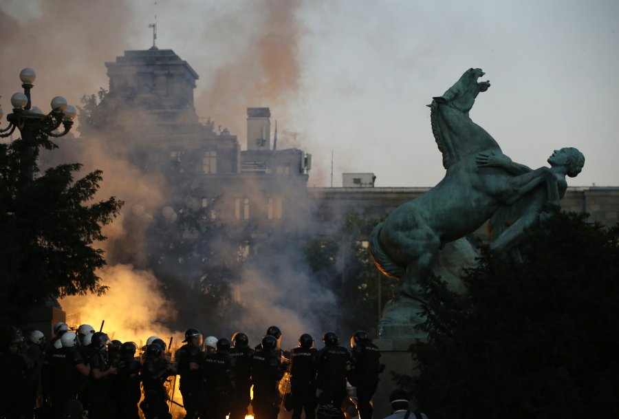 Kosova ‘nxit’ protesta dhe dhunë në Beograd
