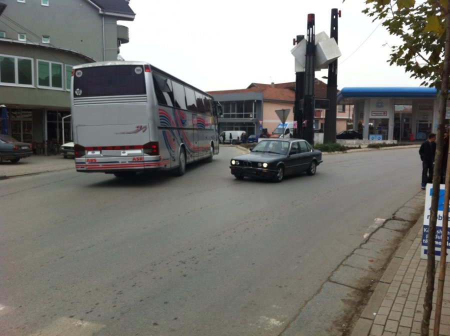 Tri kompani të autobusëve gjobiten me nga 1.000 euro pasi lejuan udhëtarë pa maska