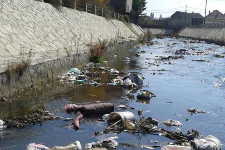Mijëra shishe plastike fëlliqin Llapin, mezi largohen