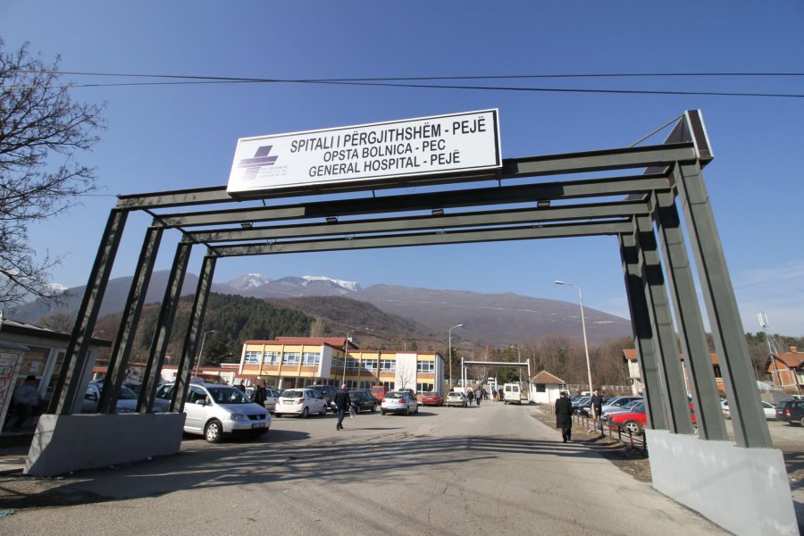 Në Spitalin në Pejë po trajtohen 54 pacientë me COVID-19, një në gjendje të rëndë