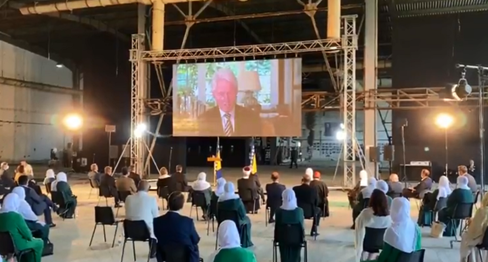 Bill Clinton dhe Princi Charles nderojnë viktimat e Masakrës së Srebrenicës përmes video-konferencës