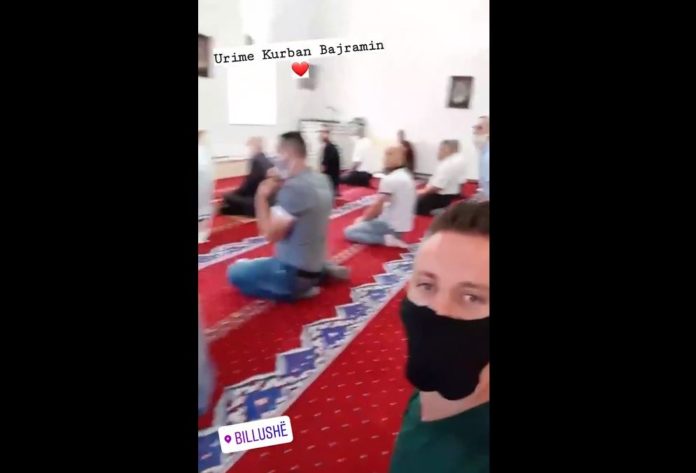 Sfidojnë shtetin dhe BIK-un: Imami prizrenas dhe xhemati i tij falin Kurban Bajramin në Xhami