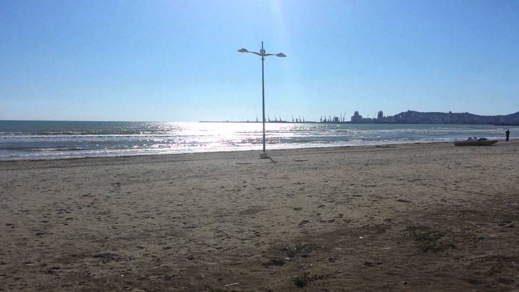 Gjendet një person i pajetë në plazhin e Durrësit