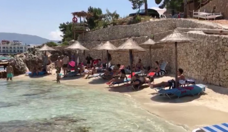 Fluks në bregdetin shqiptar, pushuesit në plazhet e vendit neglizhojnë masat anti-Covid