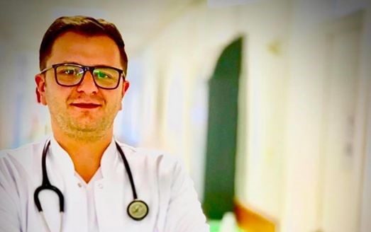 Mjeku kosovar kanoset nga një faqe në facebook për angazhimin e tij me pacientë të prekur nga COVID-19