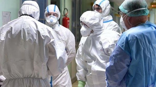 Rreth 420 profesionistë shëndetësorë janë infektuar me koronavirus nga marsi