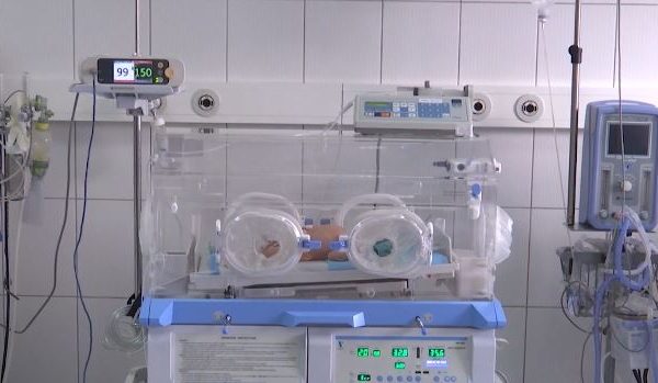 Foshnja u lind pa probleme, por pas dy javësh rezultoi pozitiv me koronavirus