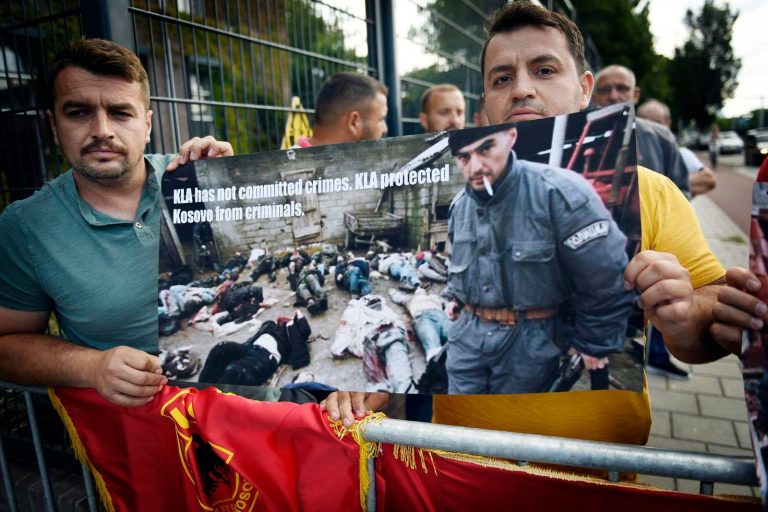 Para Hagës protestuesit shfaqin foto të masakrave të kryera nga serbët