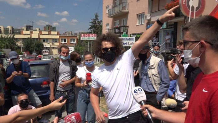 Përplasje mes protestuesve për xhaminë: “Shkoni te kisha serbe… talebanë”