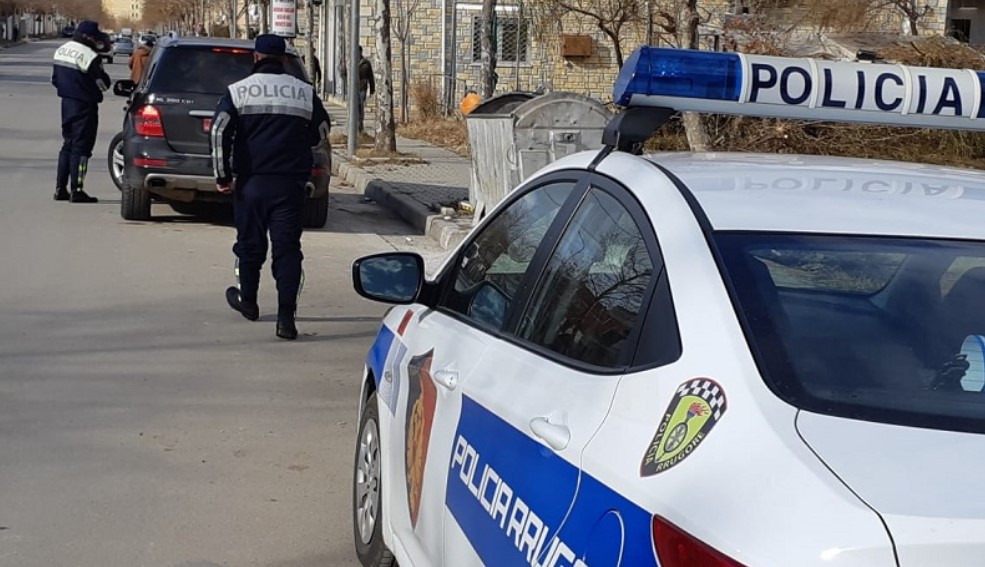 Ngjarje e tmerrshme në Shqipëri: Dy polic kërkuan para dhe seks nga një grua për kthimin e automjetit