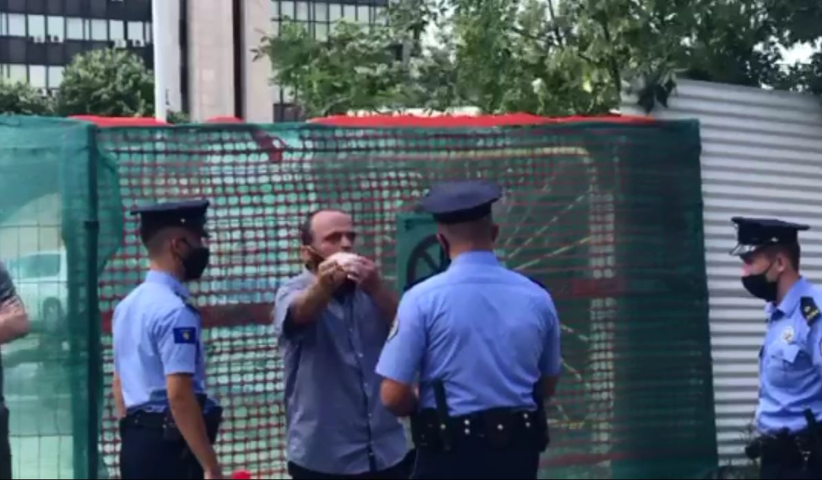 Një besimtar tenton ta pengojë protestën e qytetarëve kundër xhamisë: Jam përgatit me vdekë