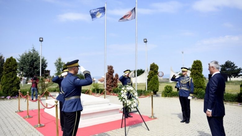 Thaçi bën homazhe te varri i Rugovës para nisjes për në Hagë
