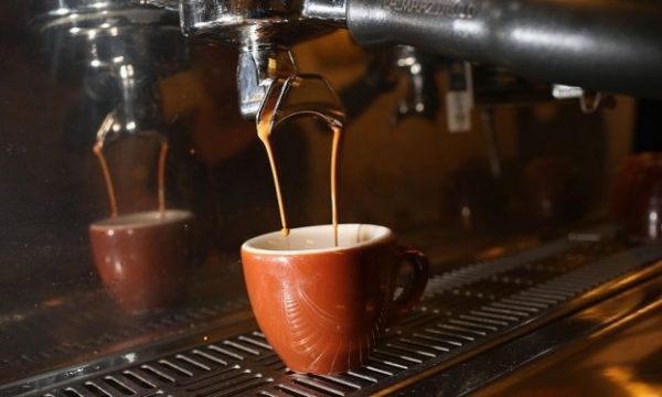 Gastronomët: Më mirë të mbyllen lokalet 24 orë se të punojmë deri në 21:00