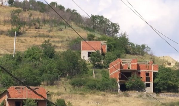 Serbia investon milionat në veri, Qeveria Hoti largon projektin 500 mijë eurosh për shtëpitë e shqiptarëve