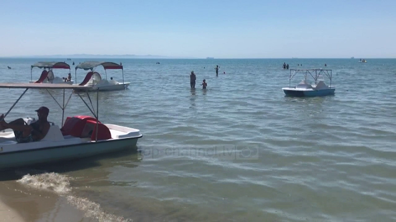 Me maska në plazhin e Durrësit: Të huajt që pushojnë në Shqipëri, ndjehen më të sigurt