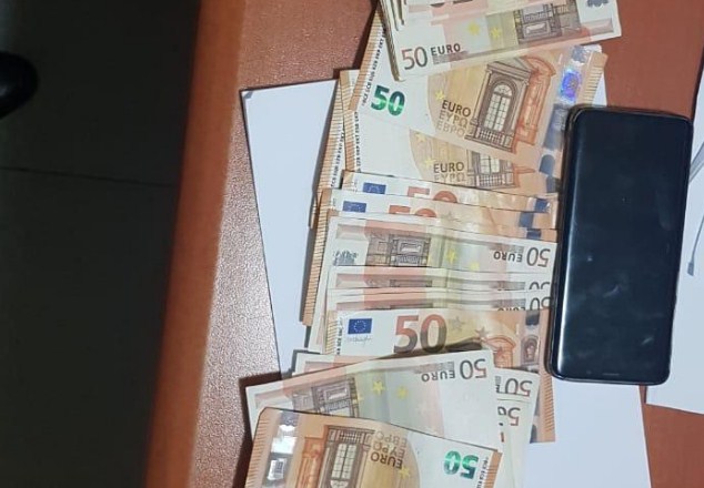 I mori 4000 euro qytetarit që mos ia arrestonte djalin, kapet punonjësi i policisë