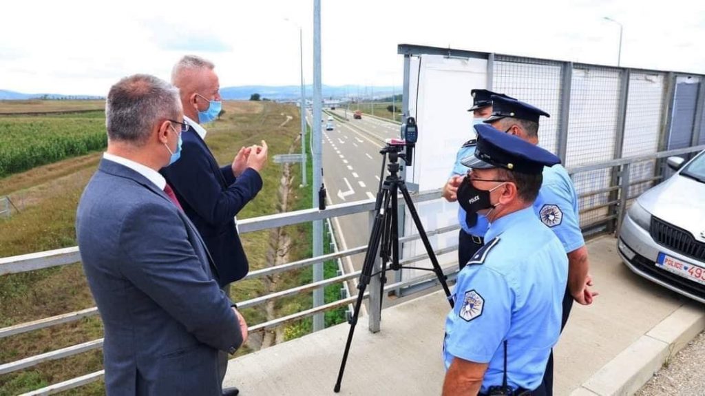 Kujdes shpejtësinë në autostradë, Policia e Kosovës vendos në funksion radarët me fotografi