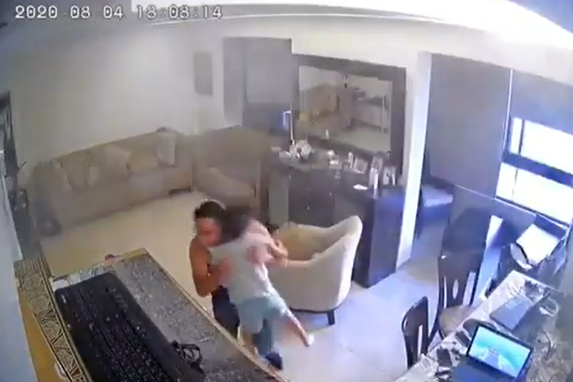 Pamje rrëqethëse nga Bejruti, babai përpiqet ta shpëtojë fëmijën (VIDEO)