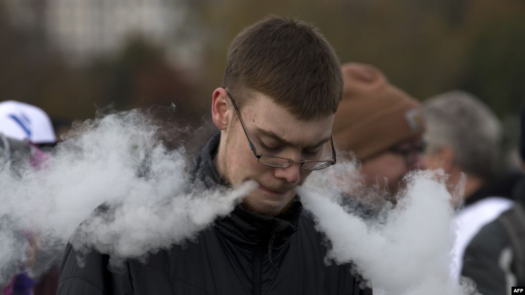 Studim: Të rinjtë që përdorin cigaret elektronike, më të rrezikuar nga COVID-19