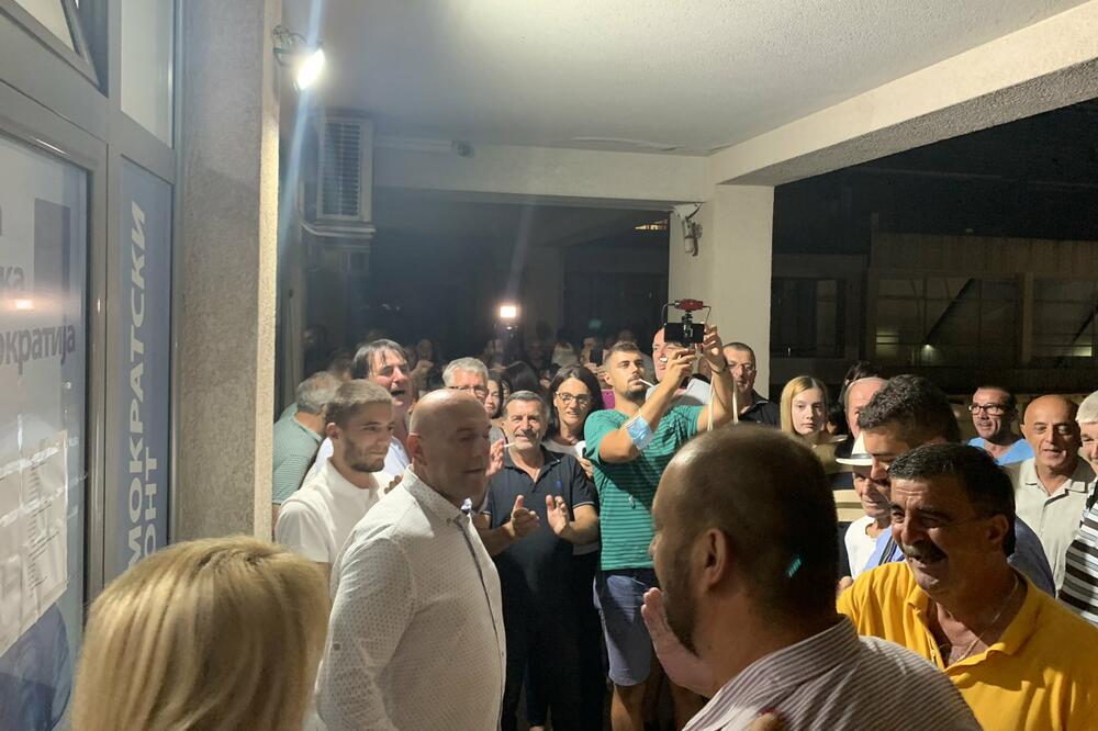 Pro-serbët po e fitojnë bindshëm qytetin e Budvës