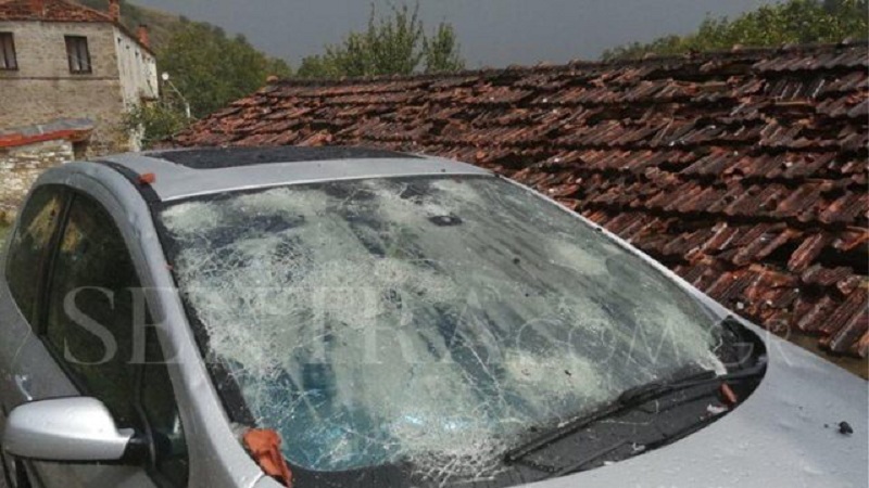 Pamje ‘apokaliptike’/ Bie breshër sa një top ping-pongu në Greqi, thyhen xhamat e makinave (FOTO)