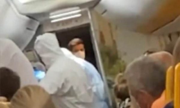 I infektuari me COVID-19 futet në aeroplanin e Londrës, tmerrohen pasagjerët