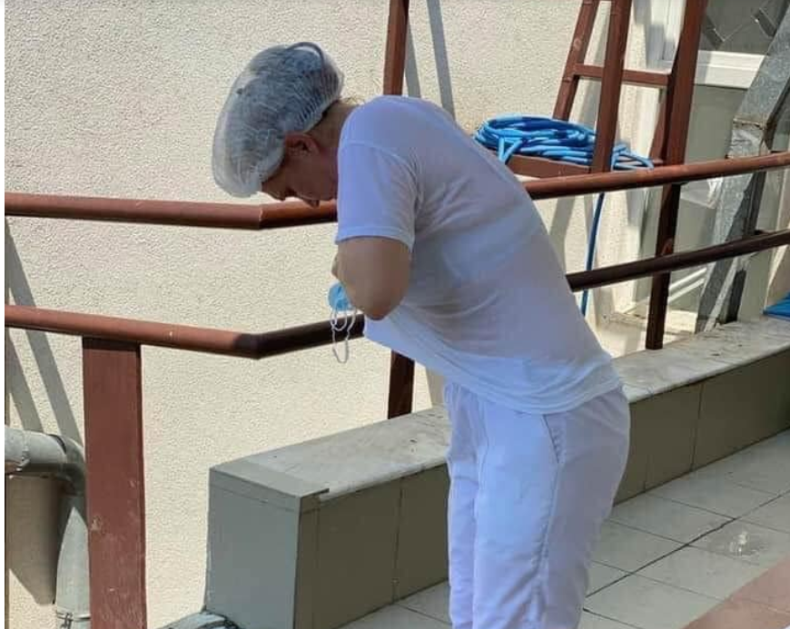 E dhimbshme: Infermierja shtrydhë djersët nga puna me pacientët me Covid-19