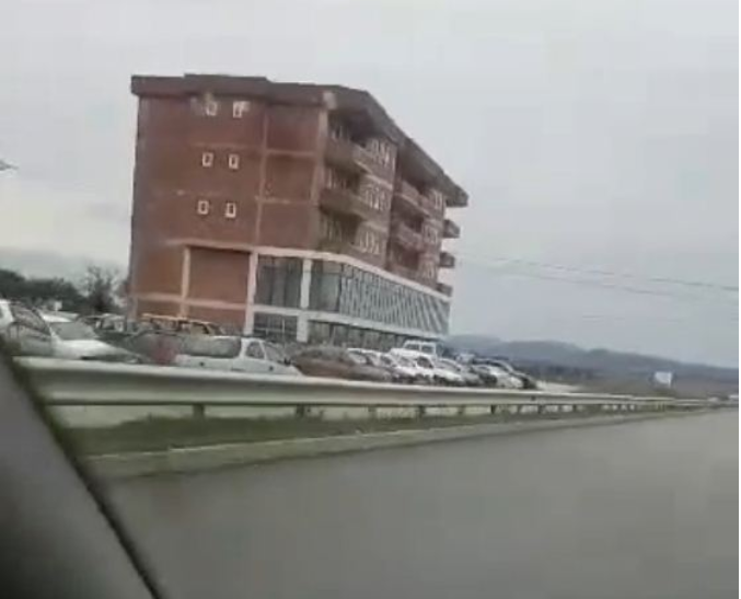 Ndodh edhe kjo: Shoferi në Skenderaj vozitë në kahjen e kundër të rrugës