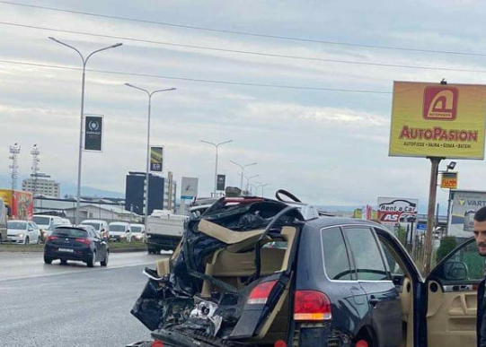 Fushë Kosovë: Vetura ndalet tërësisht, kamioni e “fluturon”