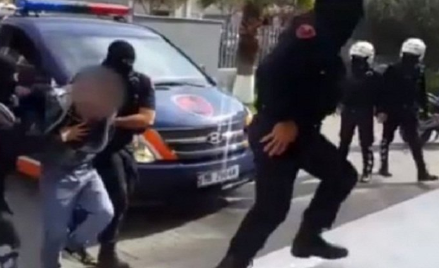 E mbajti peng për 1 orë në mjet 34-vjeçarin, arrestohet 29 vjeçari