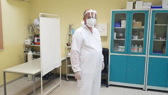 “Të jesh pozitiv me COVID nuk është marre”, Mjeku kosovar u kërkon falje të gjithë atyre që u infektuan shkaku i tij