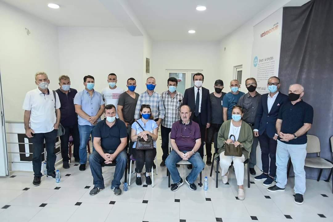 Një pjesë e stafit mjekësor në Pejë  anëtarësohen në Vetëvendosje