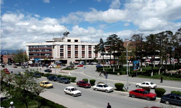 Ngjarje e rëndë në Gjakovë: Pasi e goditën fuqishëm me veturë, të plandosur në tokë e rrahin me shufra hekuri