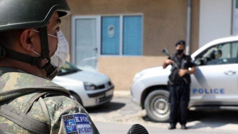 Policia dhe KFOR-i kryejnë patrullime në Karaqevë për të demonstruar prezencën e tyre