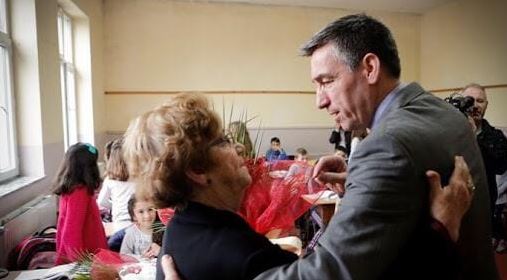 Vdes Kimete Qela-Ymeri, mësuesja e parë e Kadri Veselit
