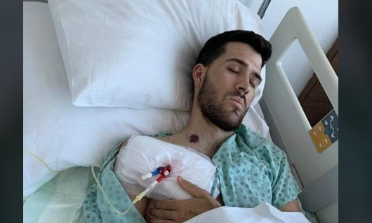 Motra ia dhuroi palcën kurrizore, por 21-vjeçari prapë është në rrezik për jetën