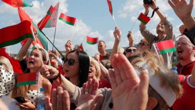 Protesta masive të opozitës në Minsk të Bjellorusisë, Rusia kërcënon me luftë