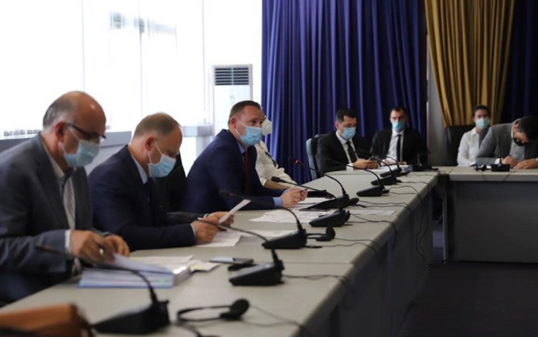 Ministri i Shëndetësisë prezanton masat e reja për lokalet dhe qendrat tregtare