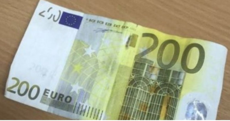 Gjeti 200 euro në një rrugë të Prishtinës, qytetari i dorëzon në Polici