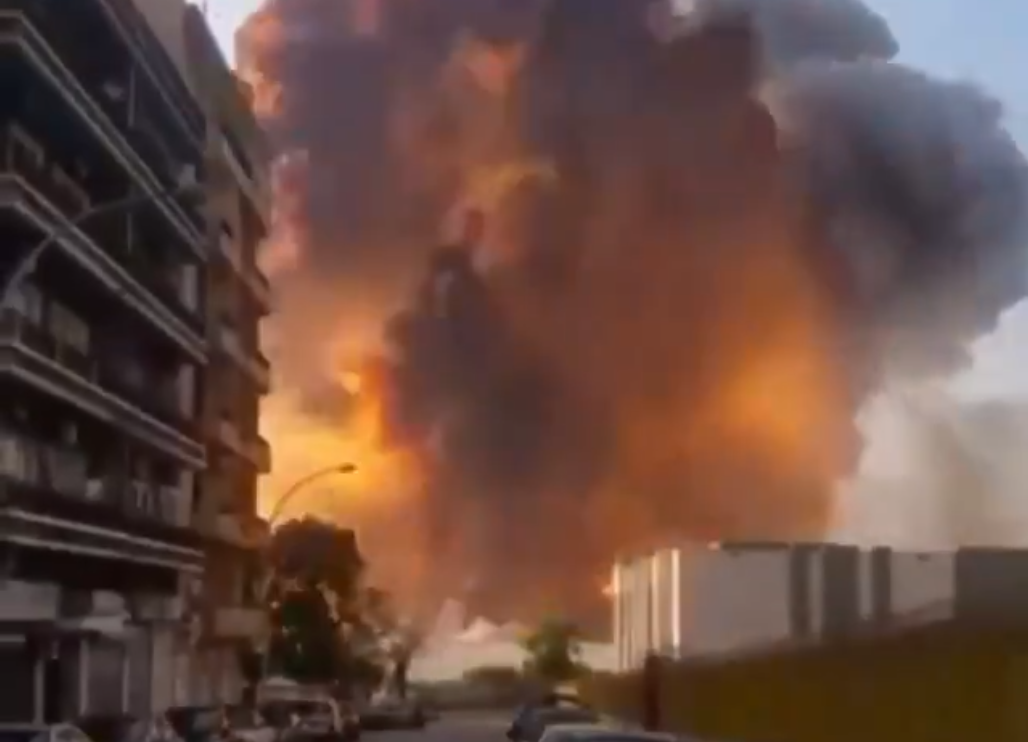 Pamje të reja, personi që ishte në rrugë filmoi shpërthimin e tmerrshëm në Bejrut