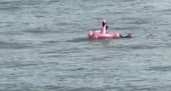 Vajzën 3-vjeçare me kamërdare e merr era në det të hapur, shpëtohet mrekullisht nga një traget në Greqi
